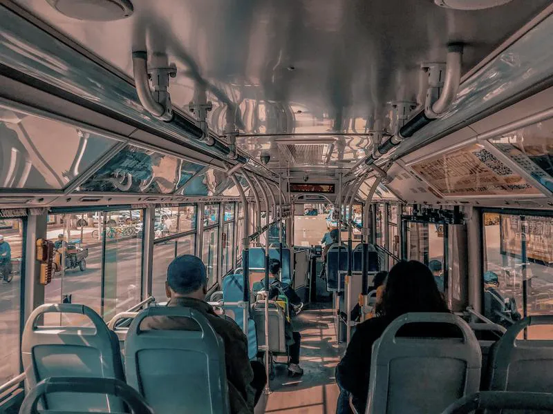 昨天，一位开公交的朋友跟我讲述了这样一件事：在他们运营的线路上