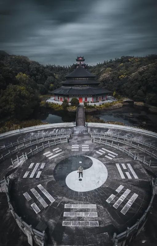 科学的背后是玄学你认同吗？当牛顿穷尽一生算出了万有引力，却始终无法解释“最初推
