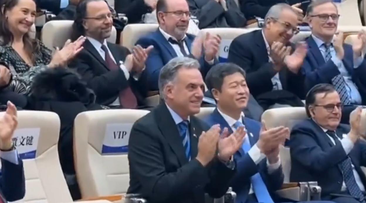 2月4日奥尔西总统结束北京行程去上海，和平饭店悬挂着乌拉圭国旗；估计乌拉圭总统访