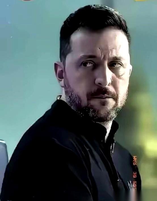 四年了。我到现在都记得，一开始所有人都在手机上刷着，倒计时，说一个星期，最多一