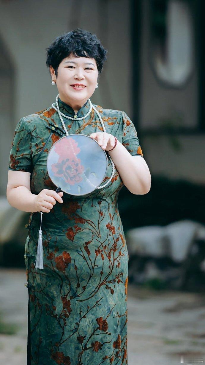 房主任旗袍造型看房主任穿旗袍的样子，突然懂了什么叫“岁月从不败美人”，红气养人