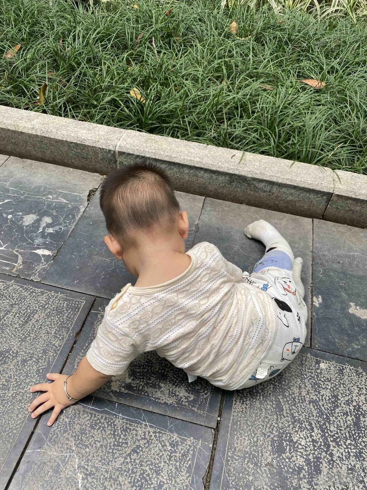 带娃以后才知道：1.宝宝不想出去就不要强迫他出去，宝宝不想跟别人玩就不要硬让他