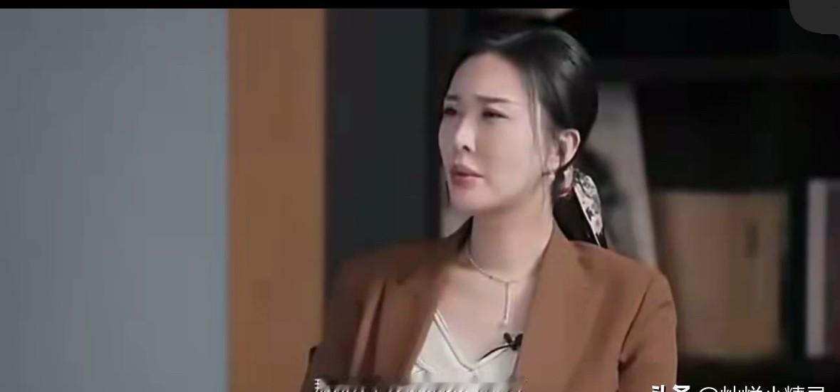 夫妻当众摊牌，往往不是感情危机，是生意危机。王石那句“还没死”刚落下，田朴珺立