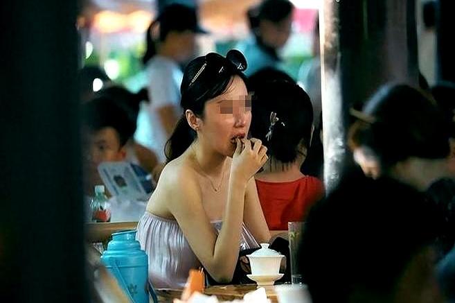 当她把医院那通电话挂断时，成都的雨还没停。2026年，前夫在外地出差，他父母要