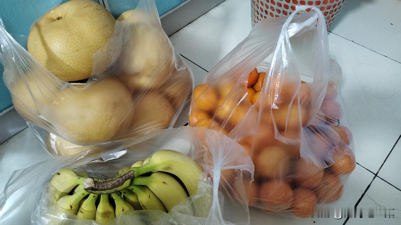 “为什么不问问价格，这么贵可以不买”。今天买了三样水果花了70多，对象就嘟囔了几