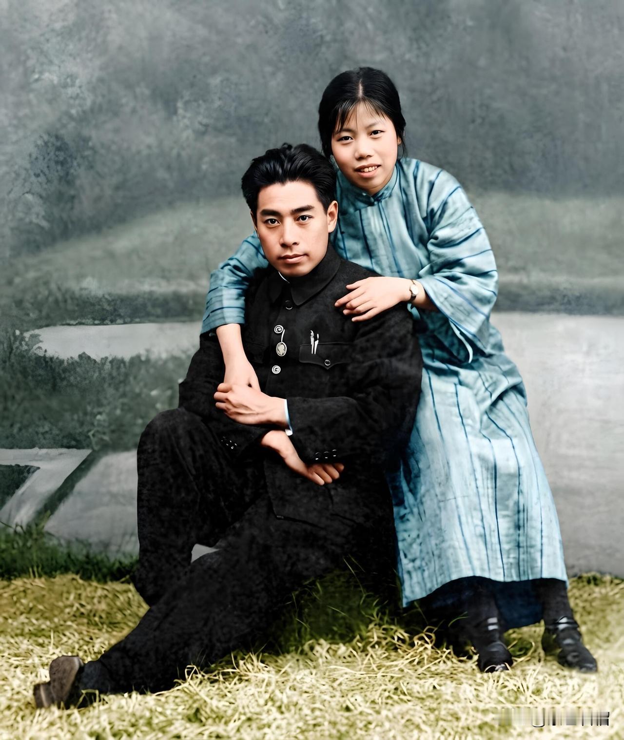 三张照片，诠释了周恩来邓颖超五十年的厮守。第一张为1925年周恩来和