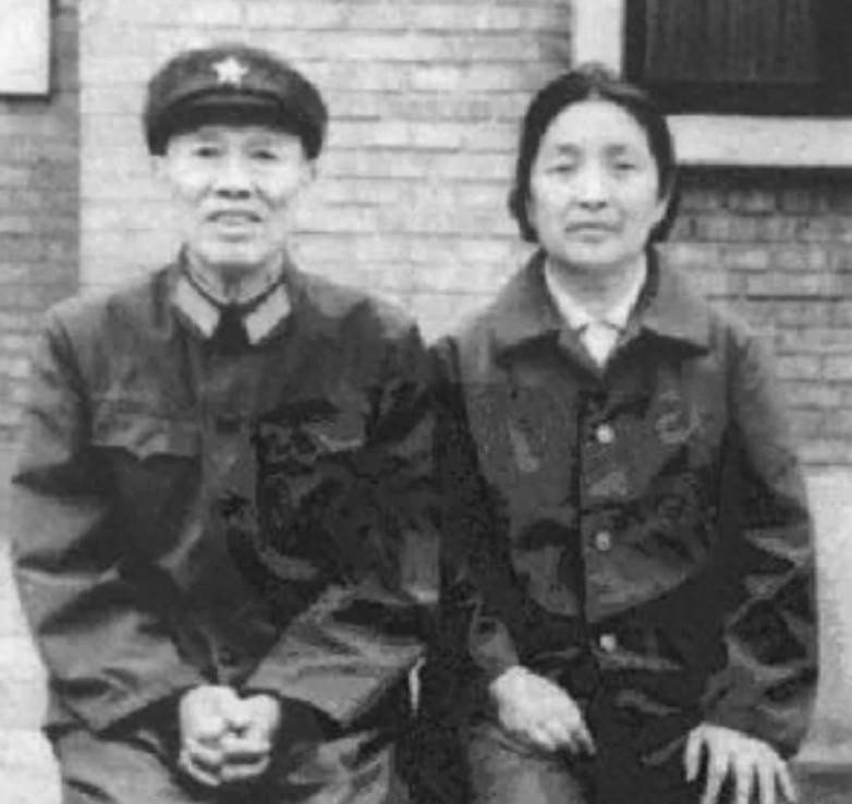 1980年邓华在上海去世，弥留之际他叫来妻子，向她提出人生最后一项请求！19