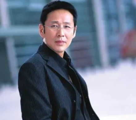 1989年，黄蜀琴执导《围城》，将英达、吕丽萍、李媛媛、史兰芽，葛优等一众青年明