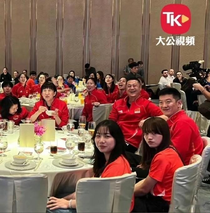 中国女排参加世联赛香港站晚宴：向来都是“铁面无私”的赖亚文一边喝汤一边笑，心情不