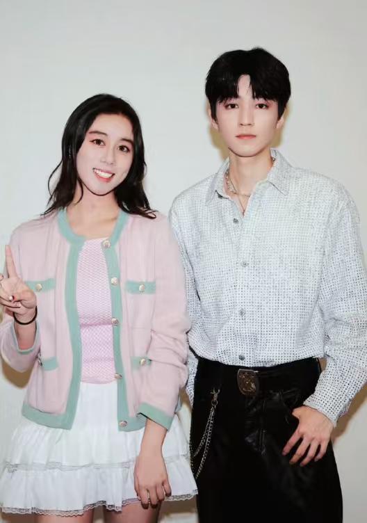自窦骁后，男星应该会慎重成为豪门女婿了！10月22日，何超欣激动晒自己和王俊凯