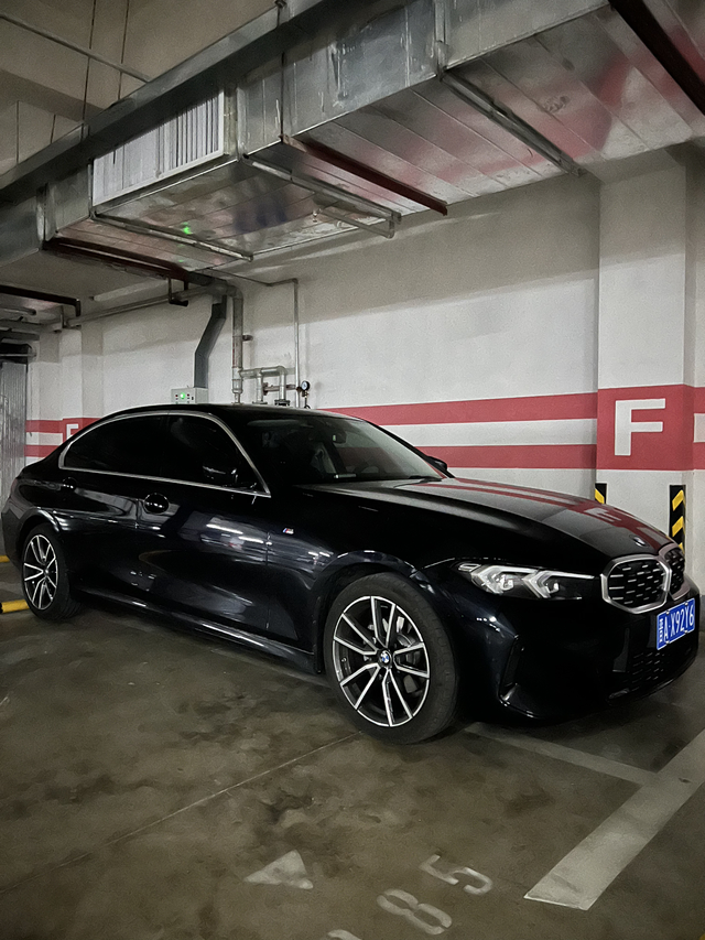 2023款宝马3系用车感受外观：运动与豪华兼顾，线条充满肌肉感，车漆质感很好、