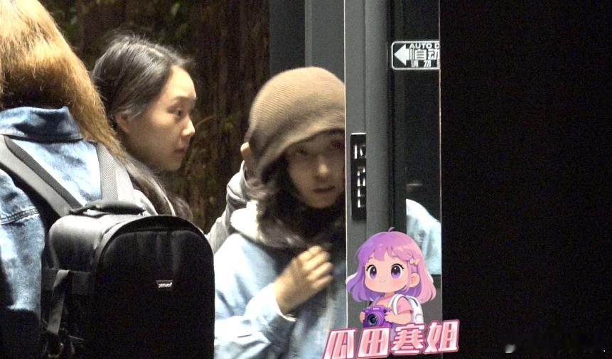 张子枫工作到深夜眼神迷离张子枫这个帽子快换了吧！工作到深夜，张子枫被几位工作人