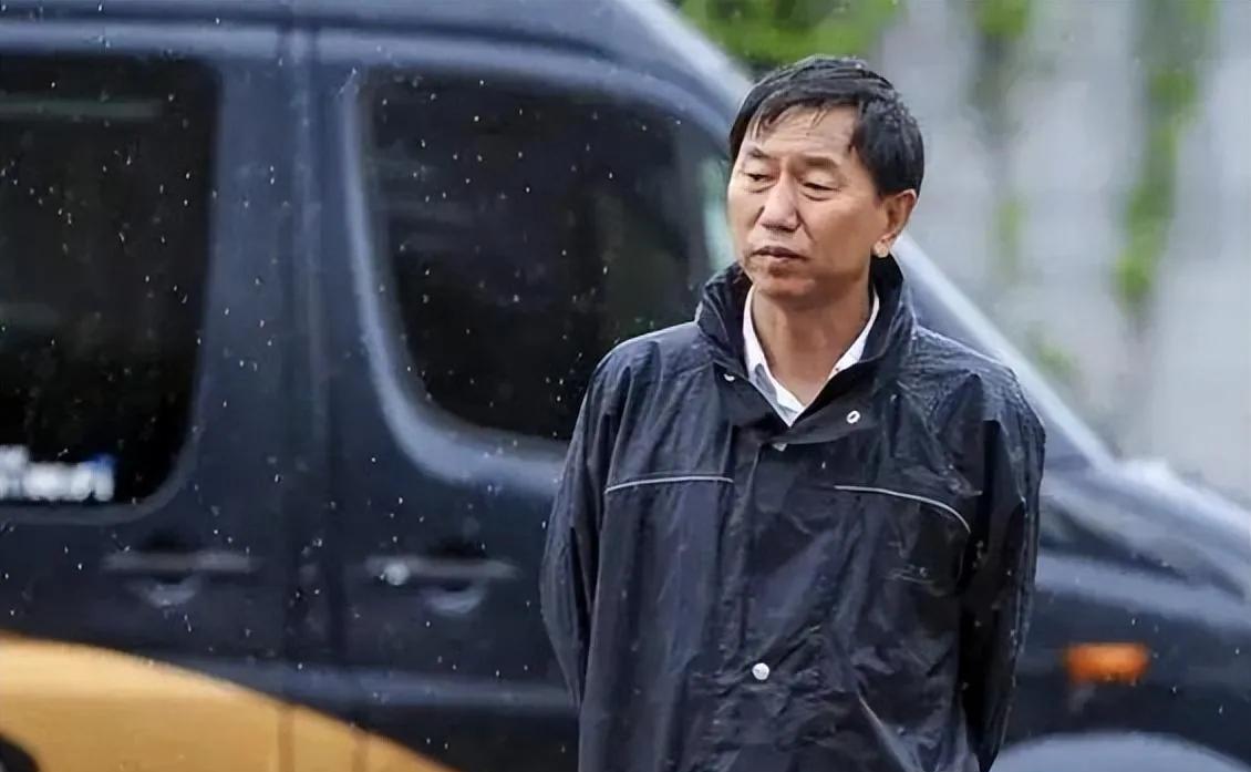 无论是事业单位还是政府机关，领导退二线后，就被“养”起来，而且光明正大。我有个