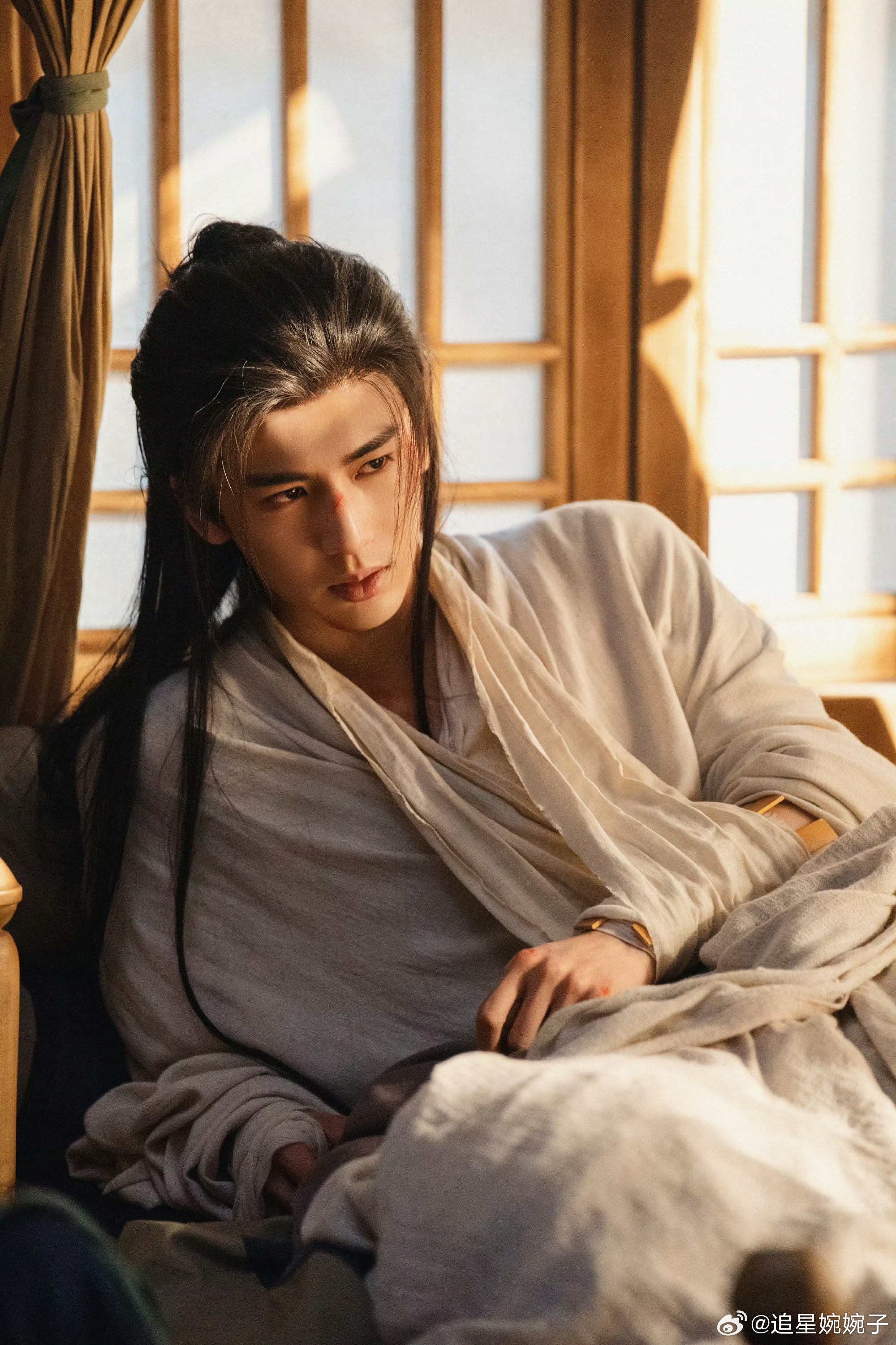 张凌赫这种帅哥演戏装脆弱最狠了张凌赫真的把脆弱感演到骨子里了🥺，外表清俊斯文