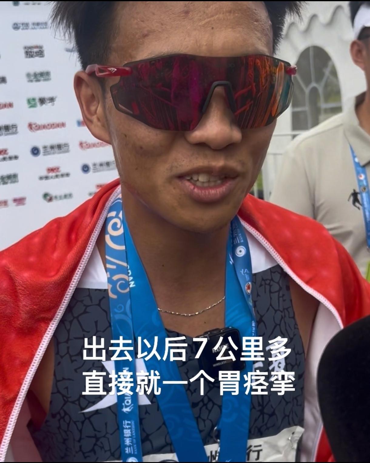 2026兰州马拉松，何杰用一个举动，感动了所有跑者！这场亚运选拔赛，他7公