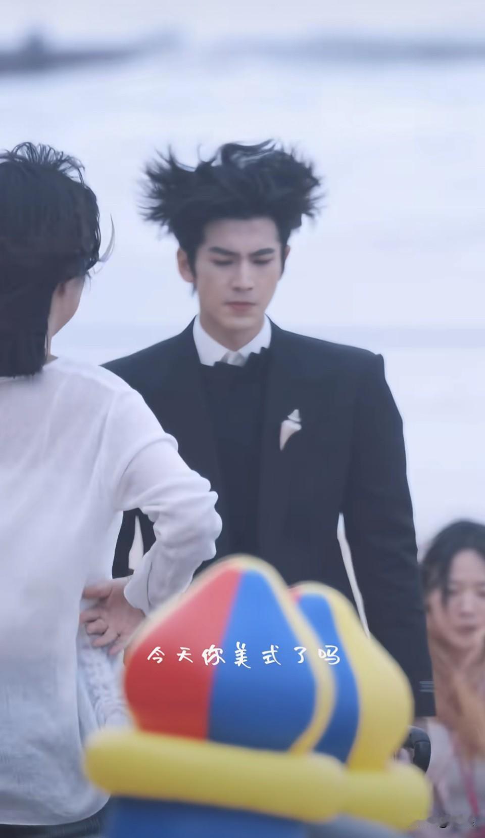 给张凌赫吹成剪刀手爱德华了哈哈…从型男变成流浪者只需要经过风的洗礼[笑着哭]第