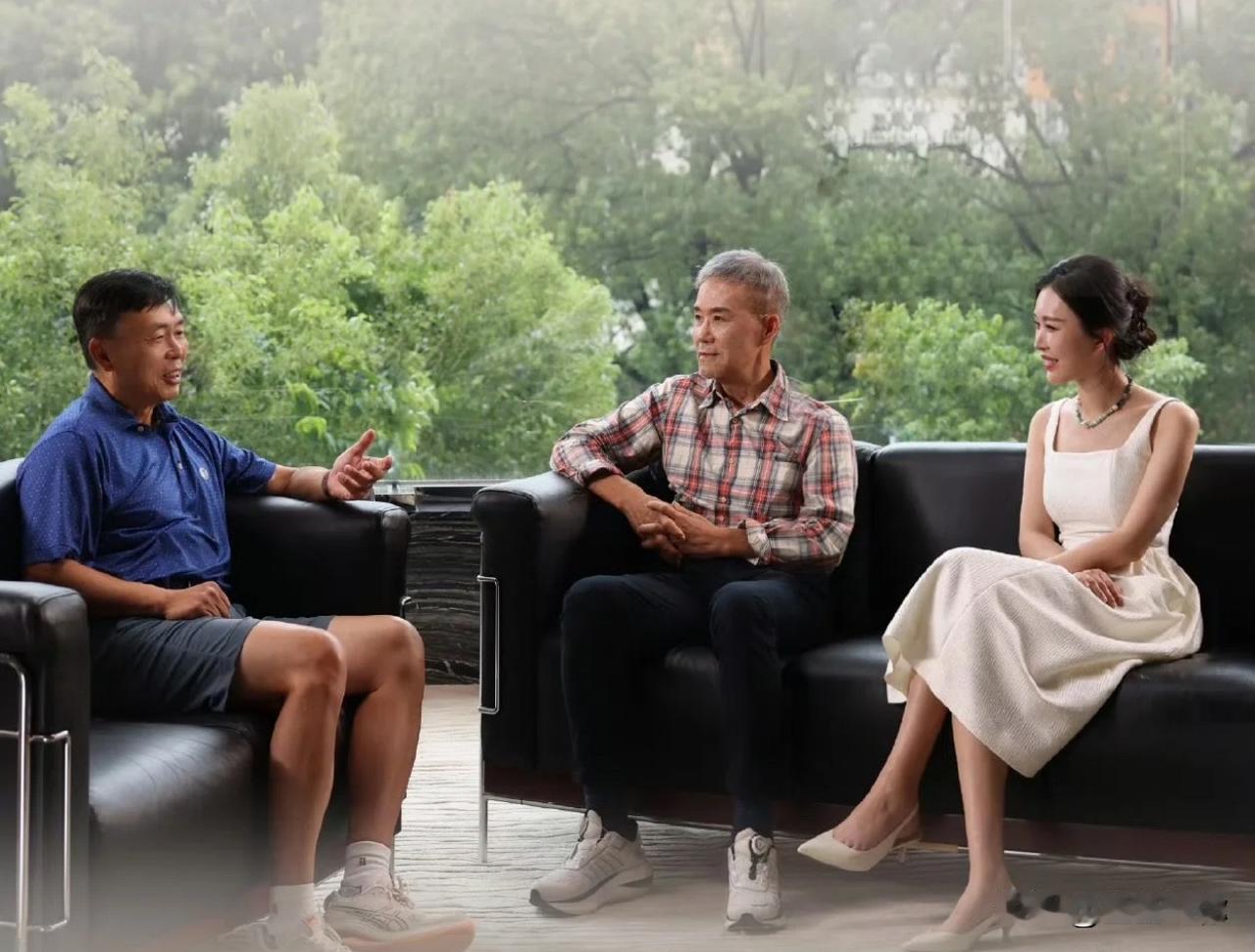 段永平在讲自己父母是很普通的老师，完全靠自己努力取得成功时，王石在一旁听了不敢吭