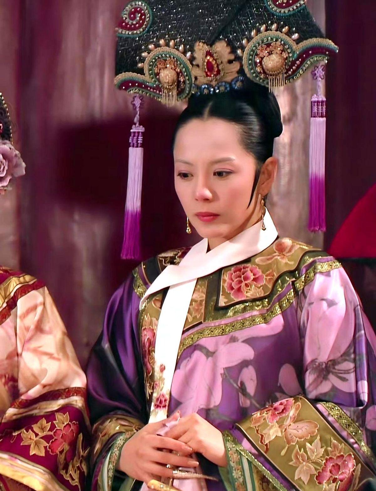 别信什么“熬资历”。清宫档案里记着一笔账：一个女人从答应爬到妃位，平均要耗掉1