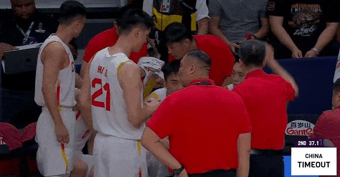 郭士强暂停逼问王俊杰：“他能投进吗？”批评王俊杰扑的凶，结果让沙特球员拉赫曼全场