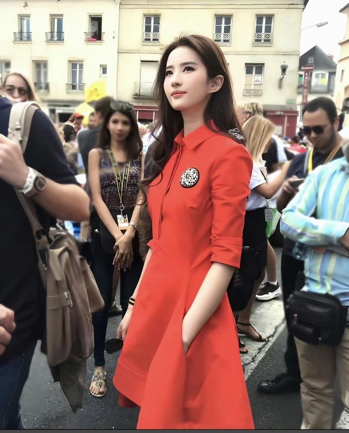 刘亦菲红裙一穿，谁与争锋！路人镜头下的天仙，永远美得毫不费力[比心]无需滤镜，自