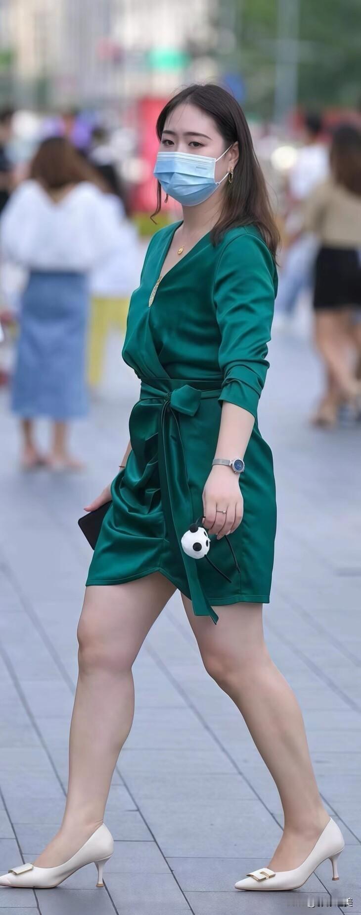 墨绿色缎面裹身连衣裙质感十足，V领加收腰绑带设计，轻松勾勒出优雅曲线。搭配简约米