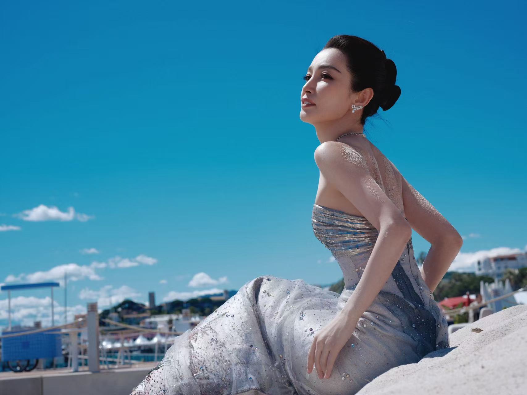 李冰冰戛纳红毯高定礼服红毯上最怕的是用力过猛，李冰冰没有这个问题。她就是轻轻松