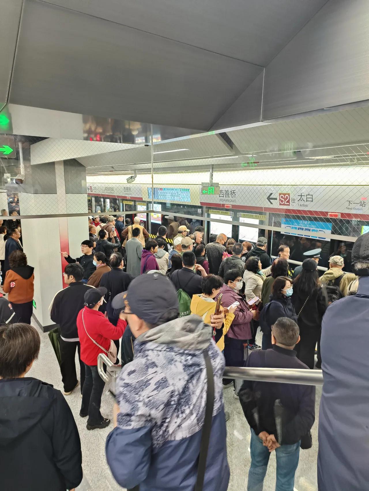 与马鞍山经营美食的老板聊个天。宁马S2号线通车运营3天，客流量达到20万。保守