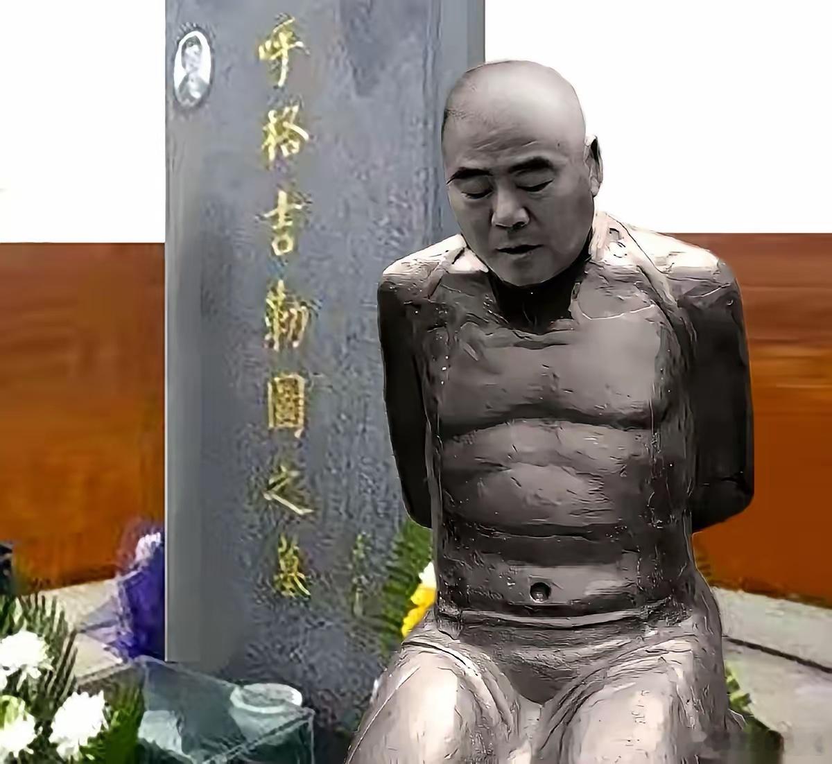 给呼格吉勒图的墓前，立一尊冯志明的跪像。这几天，这个极具视觉冲击力的提议，在网上