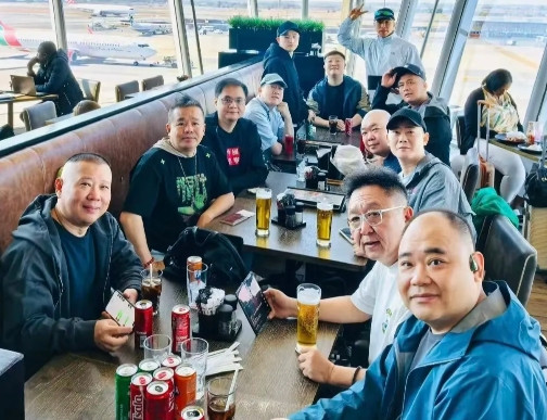 简单粗暴，从北京德云社合影，就能看出来孰轻孰重。随着南非约翰内斯堡公演结束，