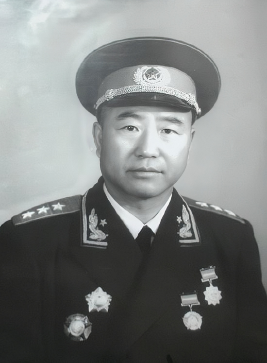 建国后，毛主席对董其武将军说，别去当兵团副司令员，要当就当军长。兵团副司令员要比