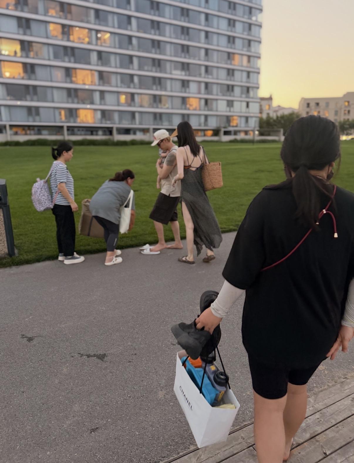 陈伟霆一家三口在阿那亚游玩，被偶遇。何穗身材依旧能打，不愧是模特出身。陈伟霆