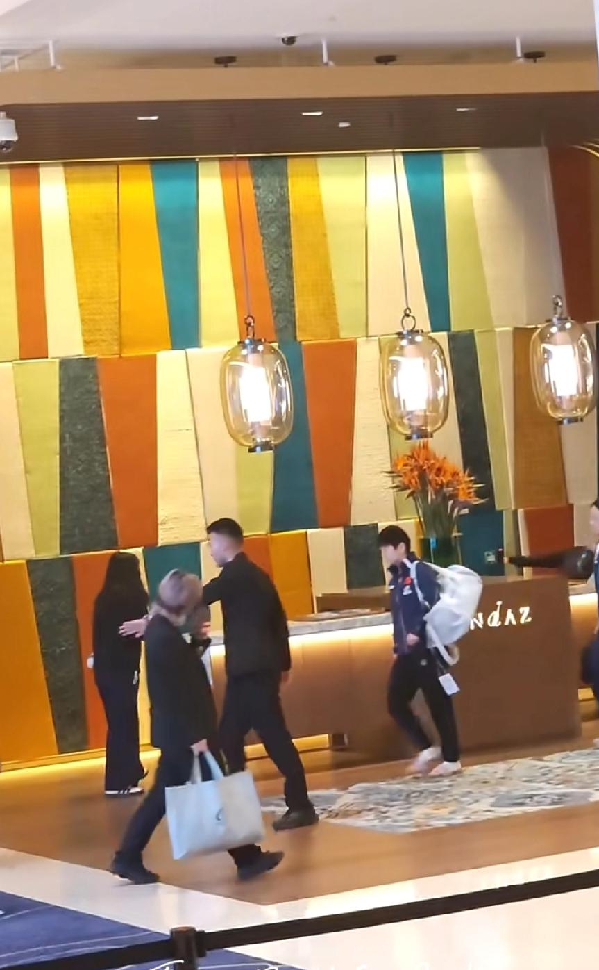 莎莎出发冲决赛啦！家人们谁懂啊！刚拍到孙颖莎背着她的大白包，穿着国家队队服