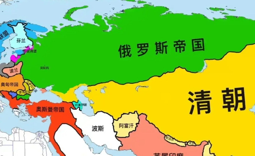 清帝国当时完全可以与陆地霸主的沙俄帝国扳手腕，如果在雅克萨之战和准噶尔之战继续发