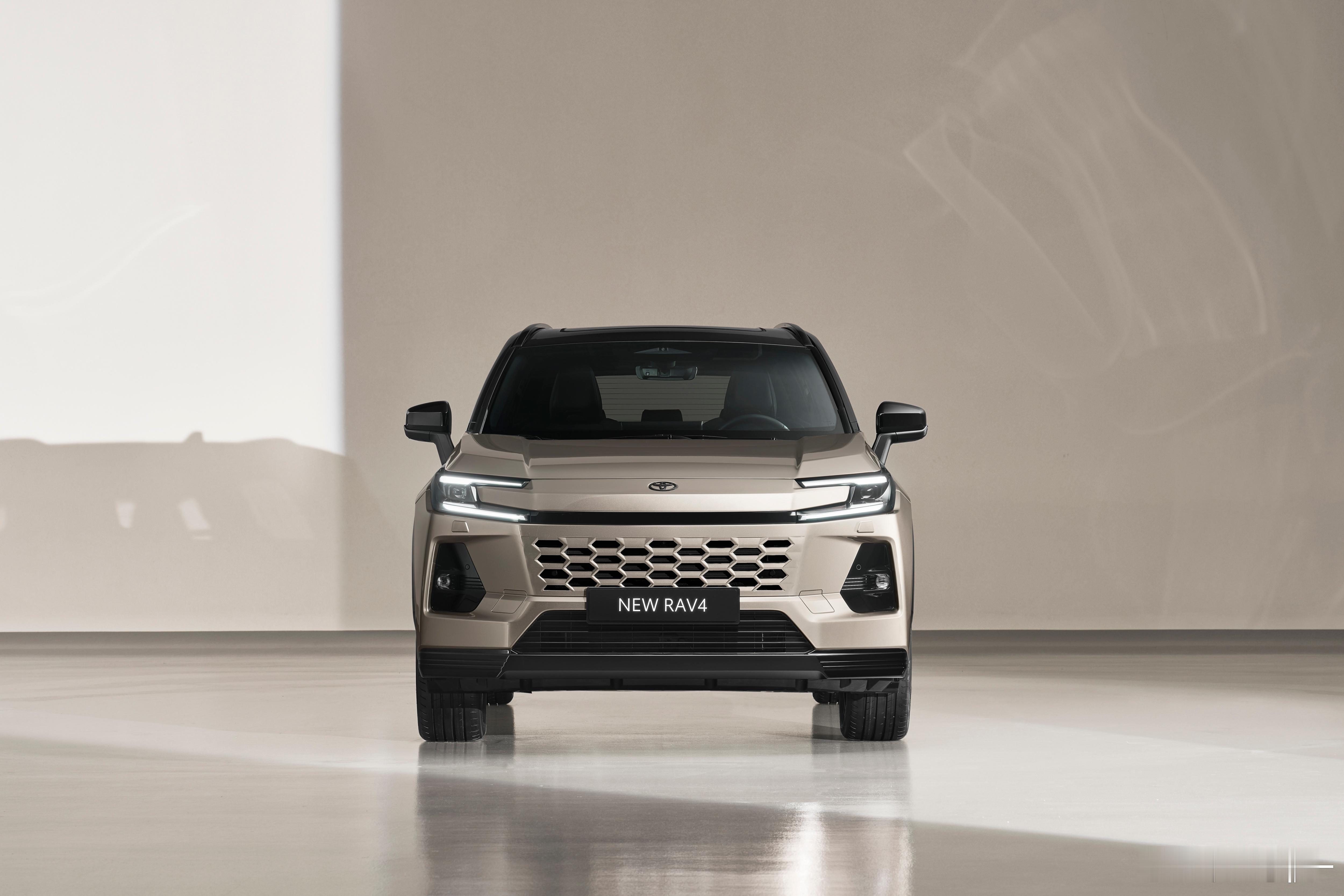 第六代丰田RAV4城市版、冒险版、GR运动版城市版与冒险版只要是造型风格不同，G