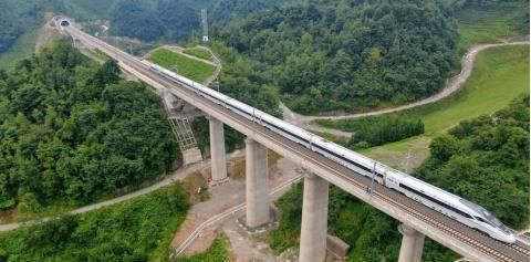 中国高铁为何不走平地而选择耗资上亿建造高架桥？走桥有何好处？这个问题看似简单，背