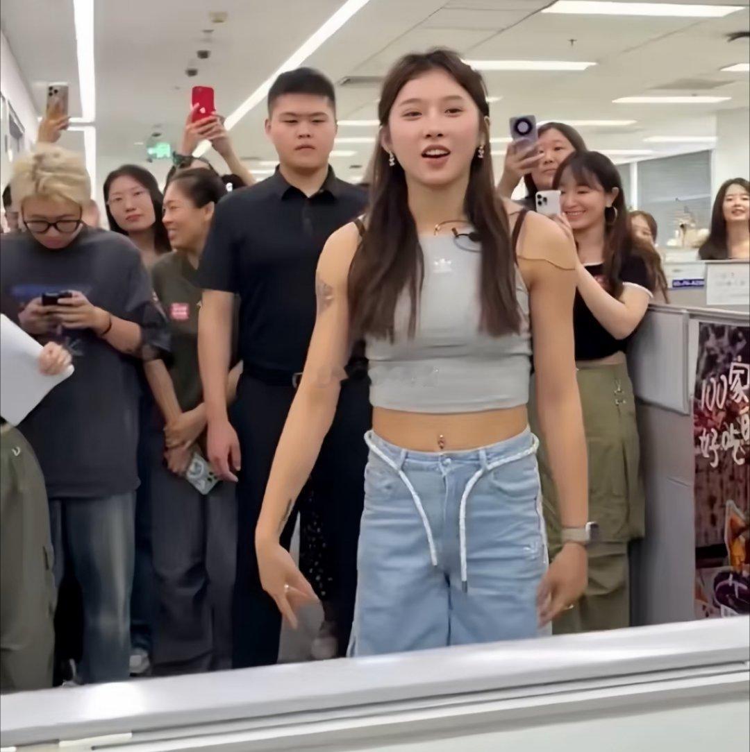 运动员身材都挺有料的，吴艳妮超绝的手臂力量。