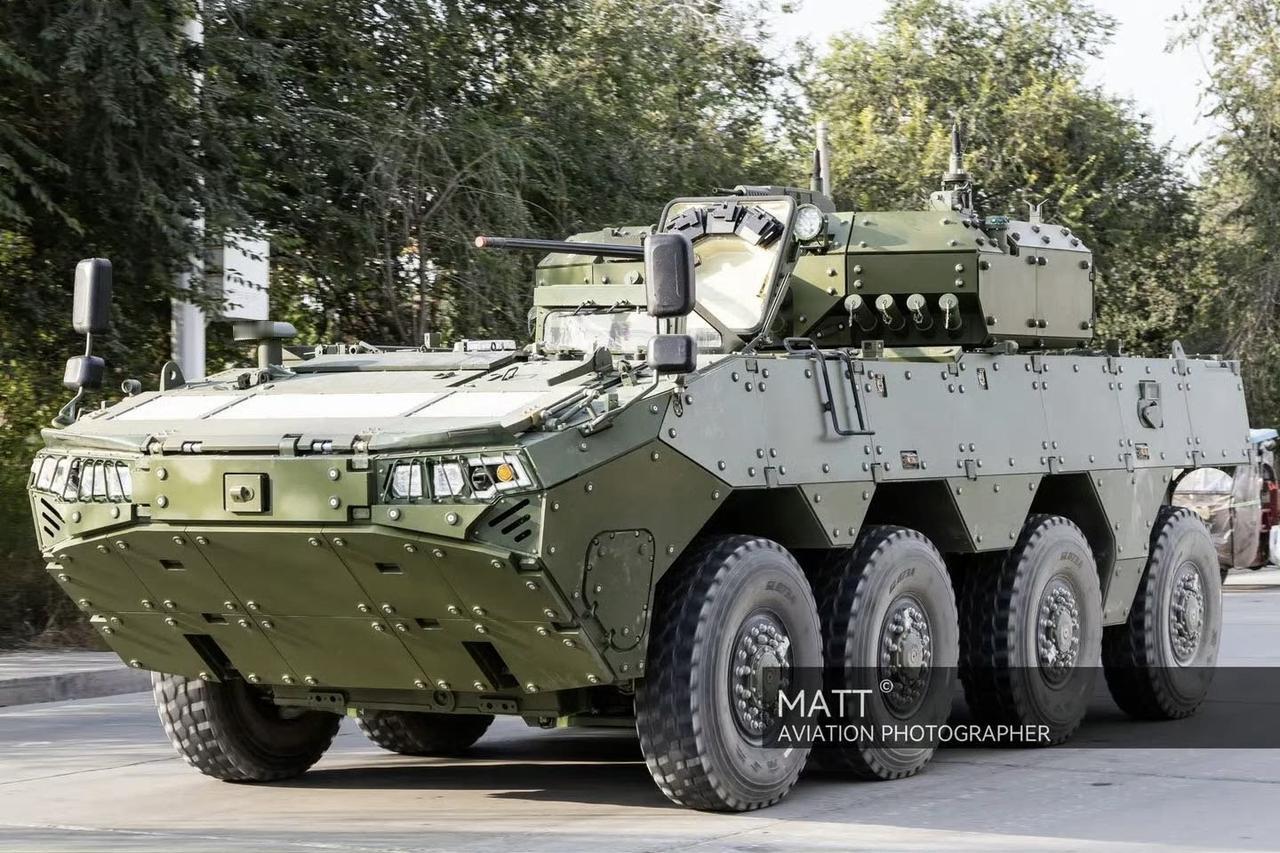 这应该是近几年来服役的最帅的轮式ZBL-19步战车！