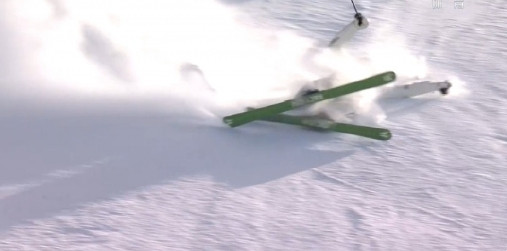 米兰冬奥会自由式滑雪女子坡面障碍技巧预赛，中国选手谷爱凌第二个出场，但她出现失误