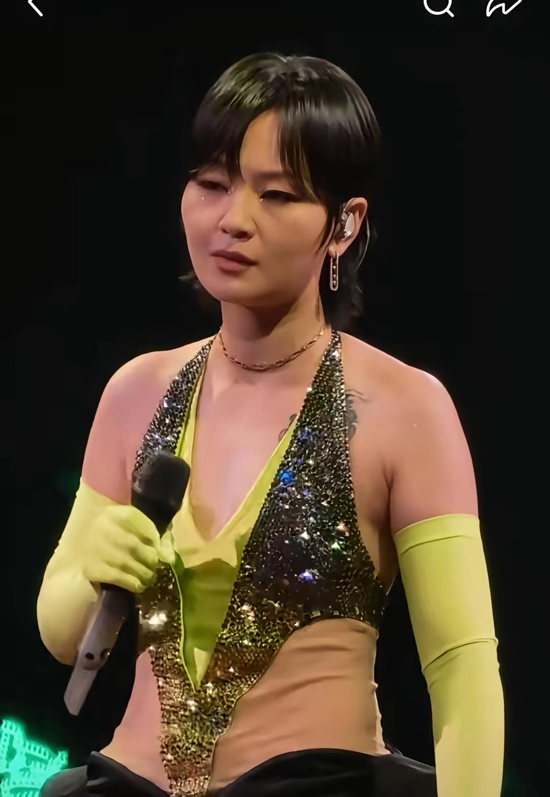 周笔畅这造型也太雷人了，简直不敢恭维。搞不懂现在开演唱会的，为什么都打扮的稀