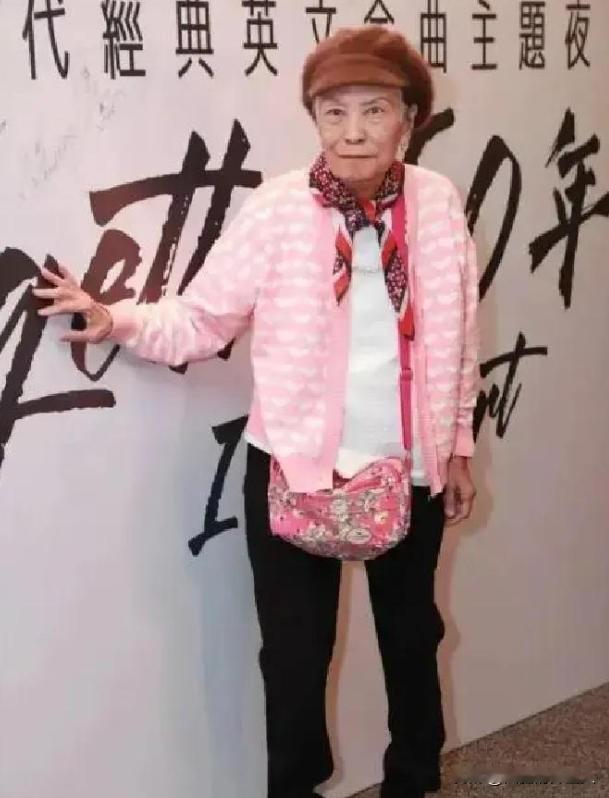 87岁高龄的香港老戏骨余慕莲，1月26日那天化了淡妆，一个人坐车去办手续，把自己