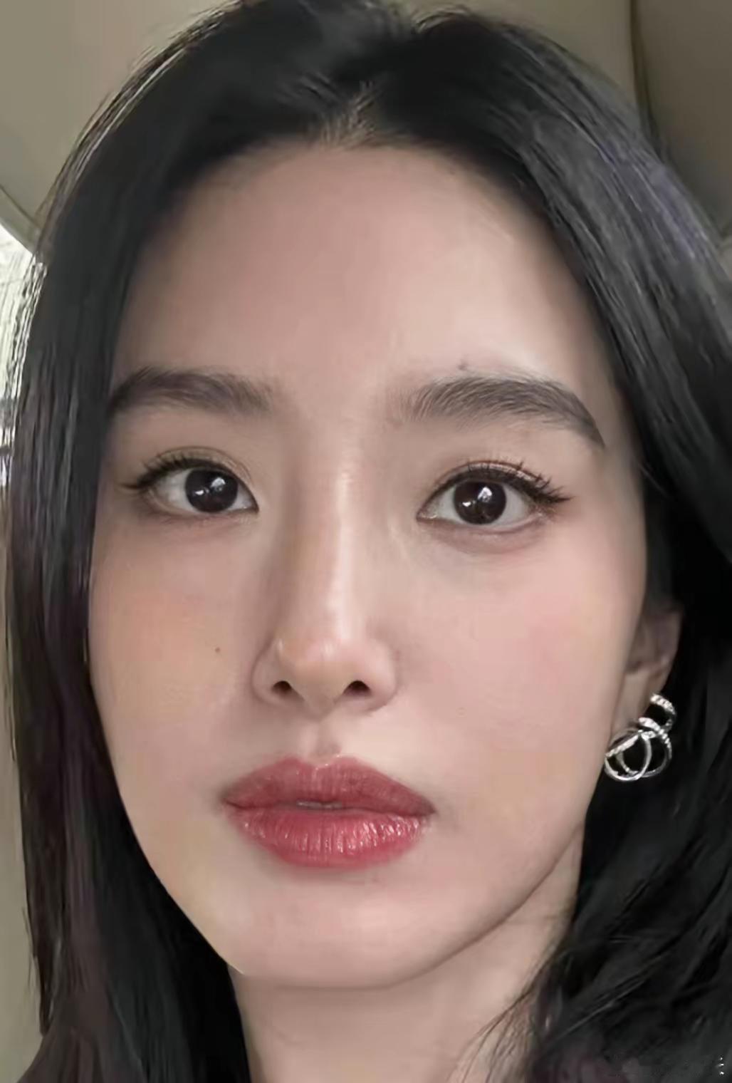 女生的双眼皮多么重要，杨采钰现身说法。