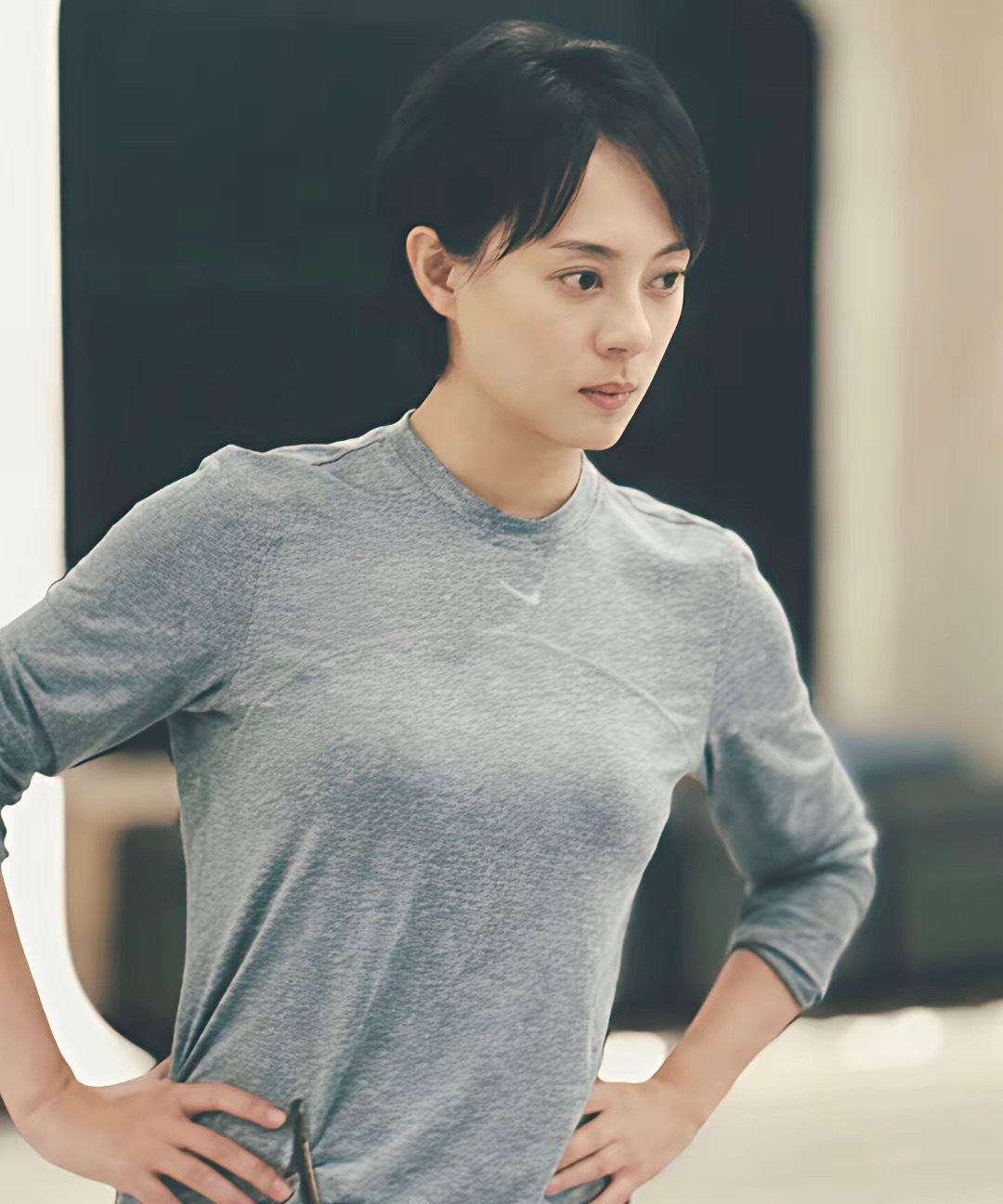 孙俪和12岁女儿一起上拉丁舞课，老师扶着她的腰教她练习扭胯，一节课从45分钟加到