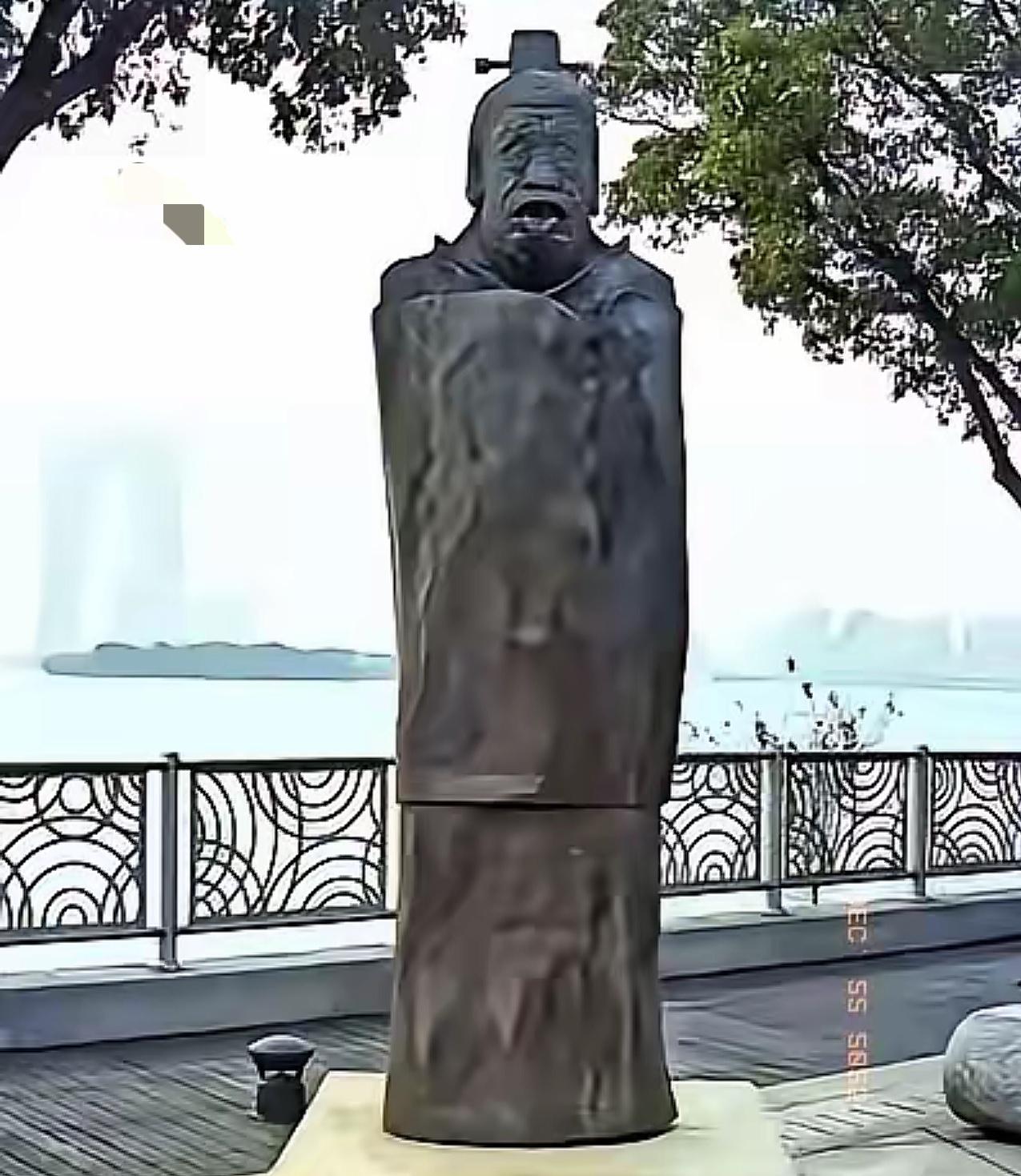 那个“做鬼脸”的老子像，终于拆了。​整整十年，举报的那位也是个狠人，硬是跟资本