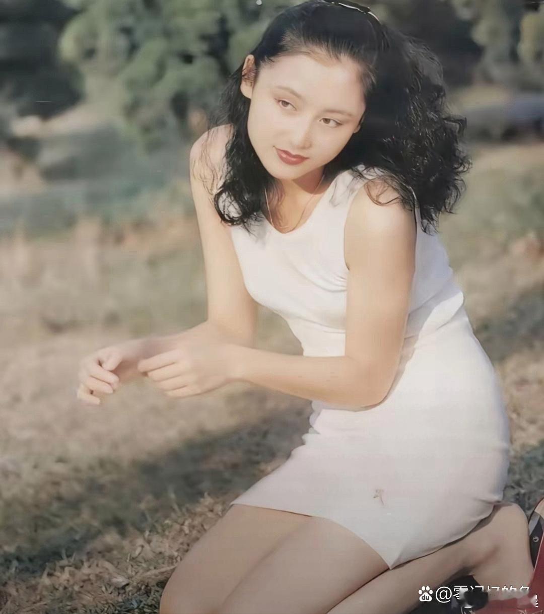 谁没被刚出道的陈红惊艳过？五官精致明艳，气质清纯又大气，简直是颜值巅峰的绝佳范本