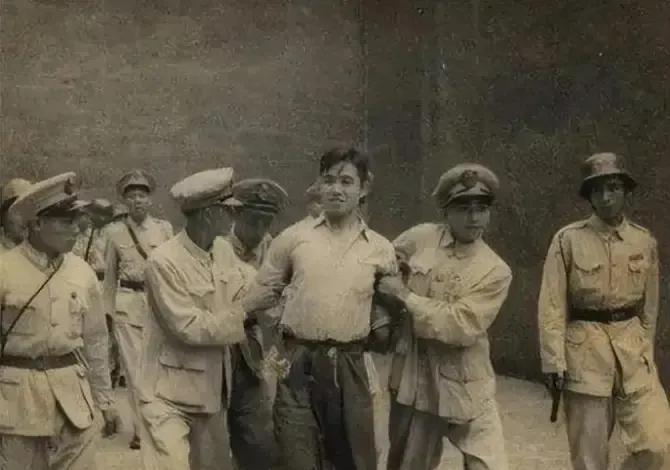 1947年，共产党员陈斌即将被敌人处决，他突然看到人群中有三个熟悉的身影，立马大
