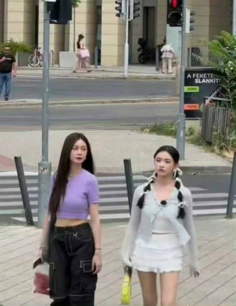 我敢打赌，男的肯定喜欢右边的那个，而女的则偏爱左边的！