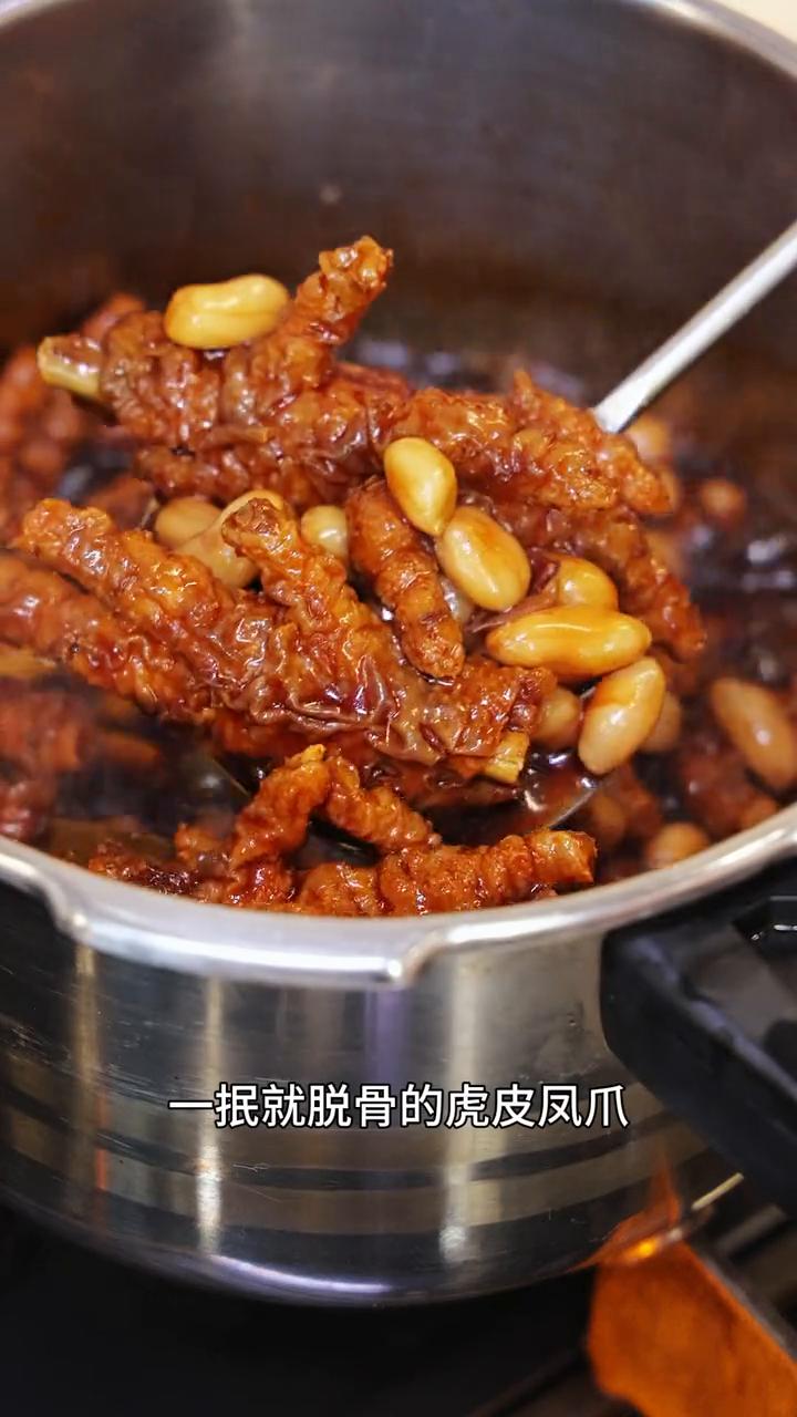 只要你有一个高压锅，在家也能轻松做出一抿就脱骨的虎皮凤爪，味道跟口感一点都不比饭