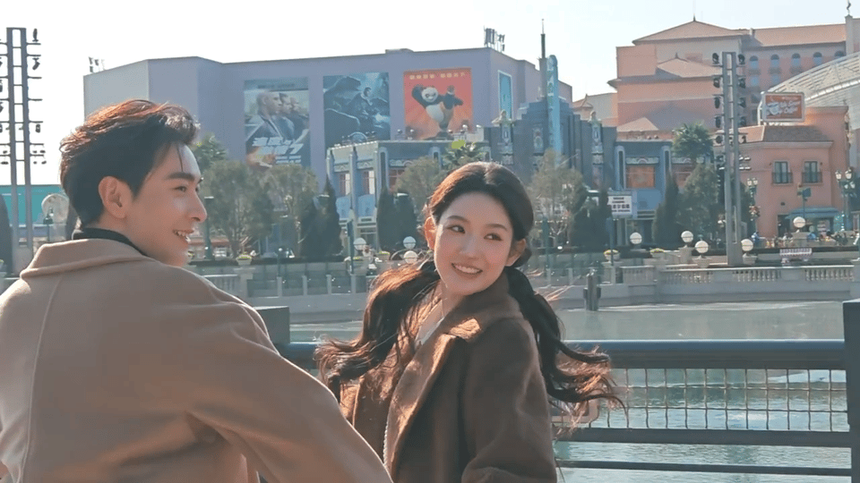 球影城偶遇陈星旭王玉雯，大城市就是机会多随便就偶遇明星，生图也能看出俩人好美好