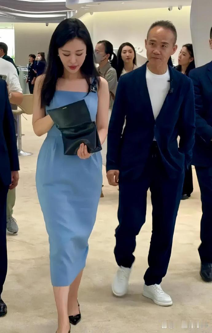 身体很诚实，总感觉老王走路慢他老婆半拍，田朴珺才44岁，而他已经74岁了。这是夫