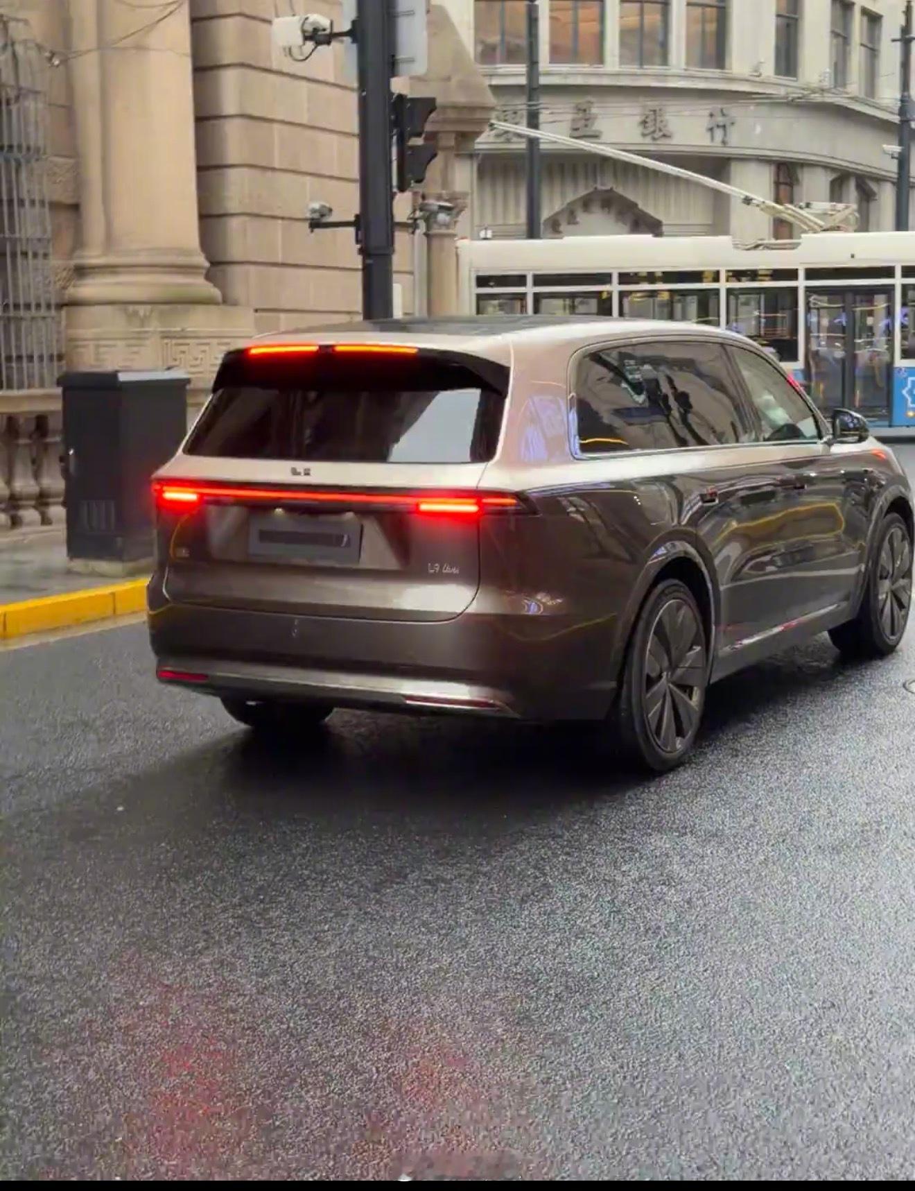 L9Livis无伪装亮相上海街头ES9已经上市了，理想得加快脚步了啊理想l9l